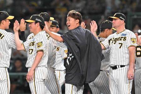 　８勝目を挙げ、ナインとタッチを交わす西勇