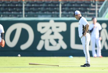 　バットを手放し、打撃練習の打球を見事に止める岡田監督（右）＝撮影・中田匡峻