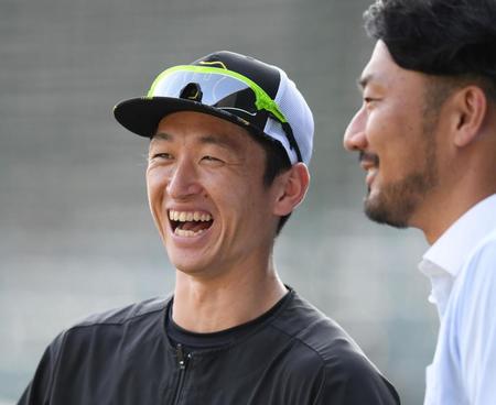 　狩野恵輔氏（右）と談笑する近本（撮影・中田匡峻）