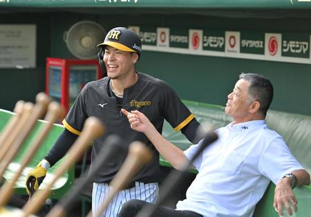 　川藤幸三氏（右）と談笑する佐藤輝（撮影・中田匡峻）