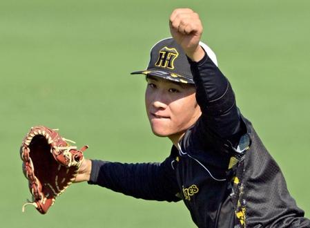 　登板に備えキャッチボールをして調整する富田（撮影・立川洋一郎）