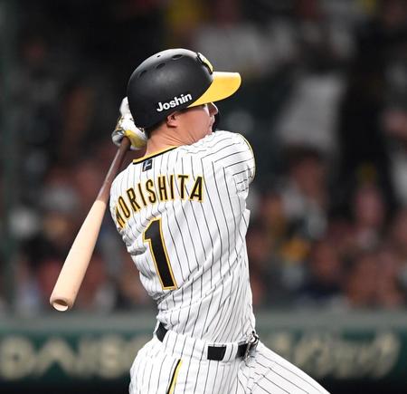 　４回、内野安打で出塁する森下（撮影・中田匡峻）