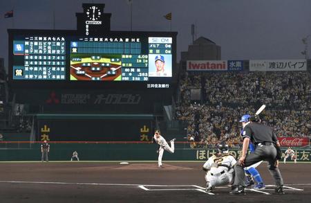 　１回、初球を投じる富田（撮影・高部洋祐）