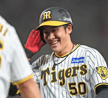 　３回、犠打を決め、笑顔を見せる富田（撮影・中田匡峻）