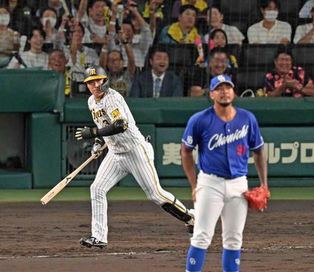 　４回、左中間スタンドへ２ランを放つ大山（撮影・立川洋一郎）