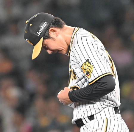 　５回、細川に２ランを浴び、うつむく富田（撮影・高部洋祐）