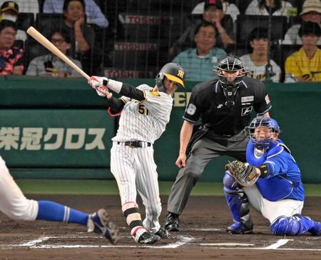 　６回、左前打を放つ中野（撮影・立川洋一郎）