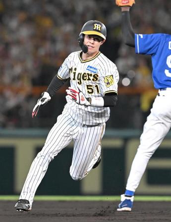 　６回、森下の安打で、一塁から三塁へ激走する中野（撮影・高部洋祐）