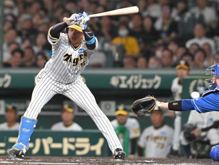 　７回、死球を受ける近本（撮影・高部洋祐）