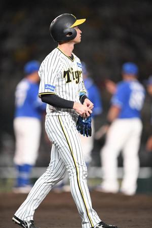 　７回、死球を受けるも自らの足で一塁に向かう近本（撮影・中田匡峻）