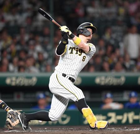 　８回、空振り三振に倒れる佐藤輝（撮影・中田匡峻）