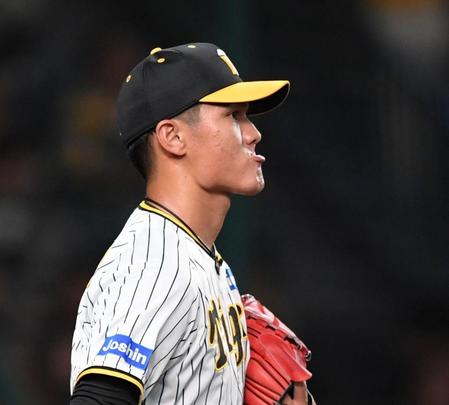 　７回、石川昂に適時二塁打を浴び、悔しさを見せる西純（撮影・中田匡峻）