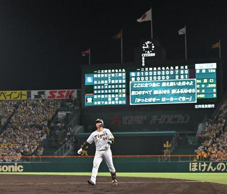 　９回、併殺打に打ち取られ最後の打者となった原口（撮影・中田匡峻）