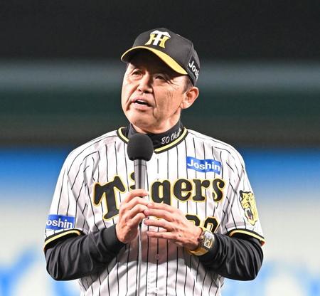 　試合後、ファンにあいさつする岡田監督（撮影・高部洋祐）