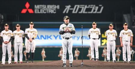 　試合後、ファンにあいさつする岡田監督（中央）＝撮影・高部洋祐