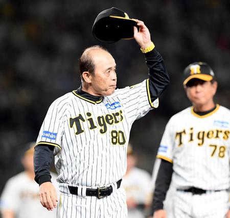 　試合後、大歓声を背にグラウンドを引き揚げる岡田監督（撮影・中田匡峻）