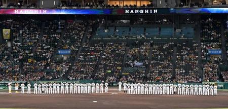 　本拠地最終戦を終えて整列する阪神ナイン（撮影・立川洋一郎）