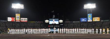 　試合後、ファンにあいさつする岡田監督（中央）＝撮影・高部洋祐