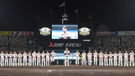 　試合後、ファンにあいさつする岡田監督（中央）＝撮影・高部洋祐