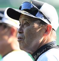 　練習を見つめる岡田監督（撮影・中田匡峻）