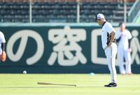 　バットを手放し、打撃練習の打球を見事に止める岡田監督（右）＝撮影・中田匡峻