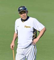 　練習を見守る岡田監督（撮影・立川洋一郎）
