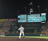 　９回、併殺打に打ち取られ最後の打者となった原口（撮影・中田匡峻）