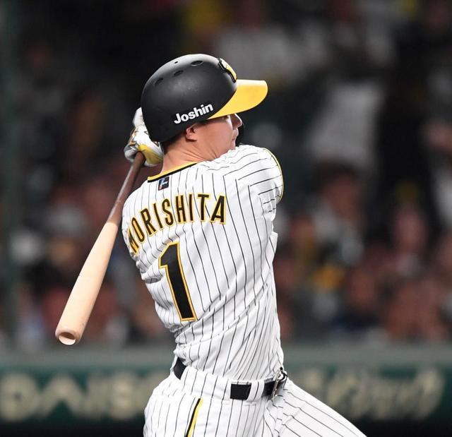 岡田監督に名指しで糾弾された阪神・森下が４試合ぶり安打　一塁ベース上で安堵の笑み