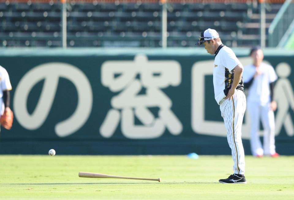 　バットを手放し、打撃練習の打球を見事に止める岡田監督（右）＝撮影・中田匡峻