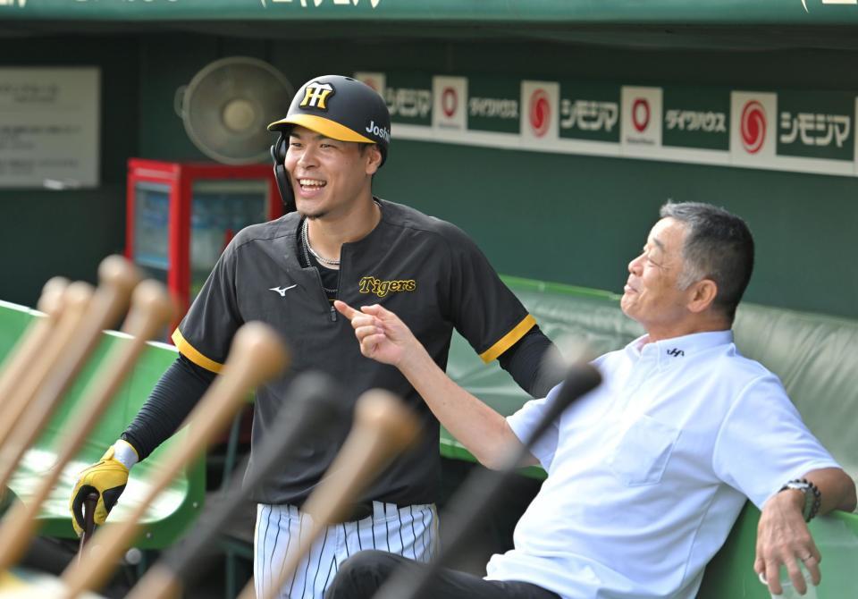 　川藤幸三氏（右）と談笑する佐藤輝（撮影・中田匡峻）