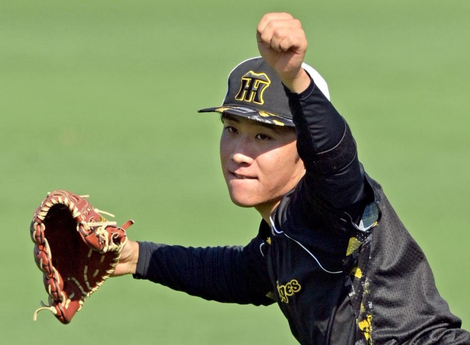 　登板に備えキャッチボールをして調整する富田（撮影・立川洋一郎）