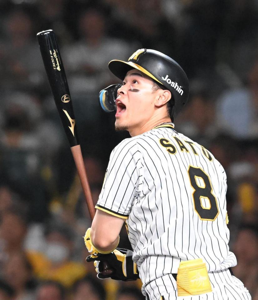 　６回、三飛を打ち上げ悔しがる佐藤輝（撮影・高部洋祐）