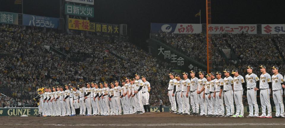 　試合後、岡田監督（中央）がファンへあいさつを行った（撮影・中田匡峻）