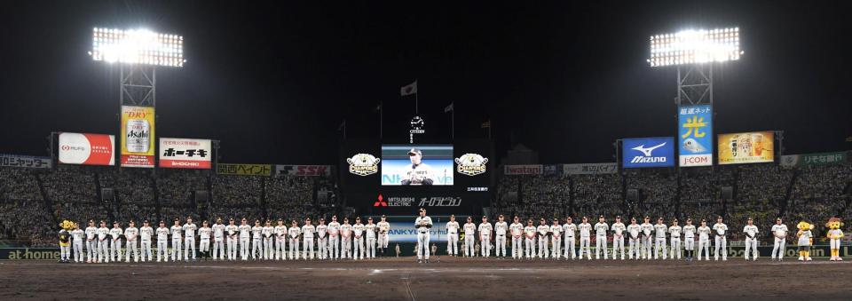 　試合後、ファンにあいさつする岡田監督（中央）＝撮影・高部洋祐