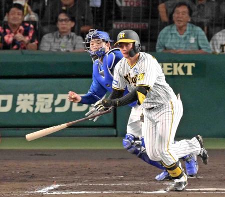 　６回、右前打を放つ森下（撮影・立川洋一郎）