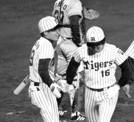 「バックスクリーン３連発」３本目の本塁打を放った岡田（右）を迎える佐野＝１９８５年４月１７日、甲子園