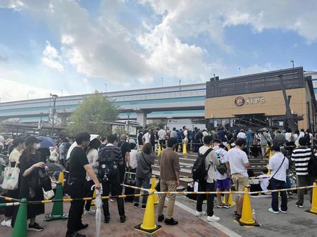 　優勝記念グッズを求めて大行列の阪神ファン