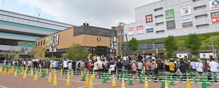 　甲子園駅前のグッズショップには長蛇の列（撮影・中田匡峻）