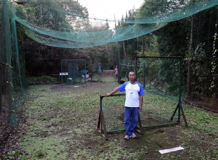 　父・秀一さん（写真中央）が一ヶ月かけて製作した原口の自宅敷地内の練習設備（２００９年撮影）