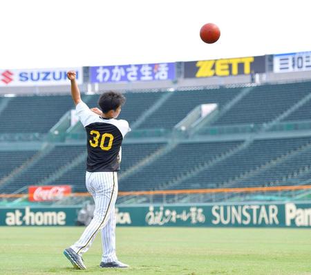 　メディシンボールを使い、トレーニングをする門別（撮影・中田匡峻）