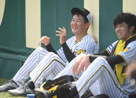 　笑顔を見せる門別（左）。右は才木