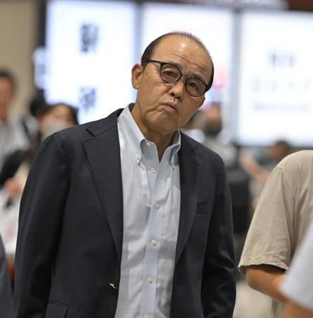 　改札に向かう岡田監督（撮影・中田匡峻）