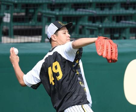 　キャッチボールをする大竹（撮影・中田匡峻）