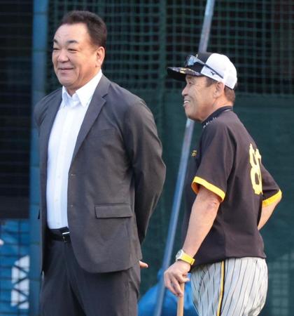 　槙原寛己氏（左）と話す岡田監督（撮影・吉澤敬太）