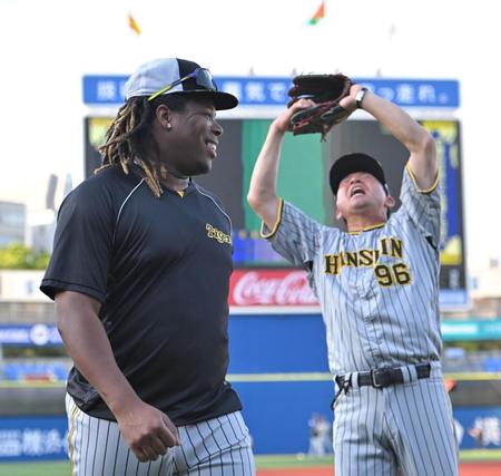 　筒井コーチ（右）の動作に笑顔を見せるミエセス（撮影・中田匡峻）