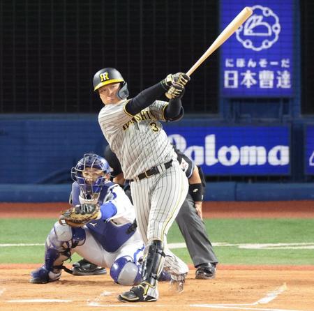 　２回、左越えにソロを放つ大山（撮影・吉澤敬太）