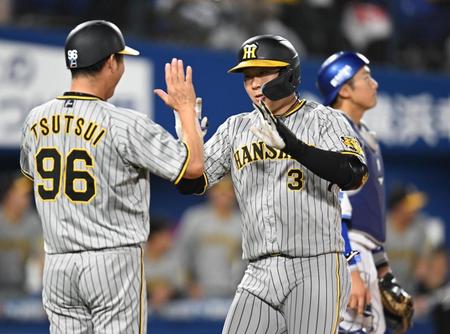 　２回、左越えに同点ソロを放ち生還する大山（撮影・金田祐二）