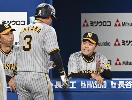 　２回、同点ソロを放った大山を迎える岡田監督（撮影・金田祐二）