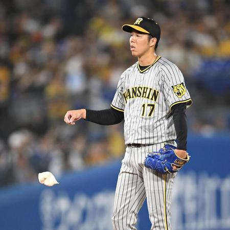 　制球が定まらず厳しい表情の青柳（撮影・金田祐二）