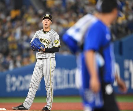 　２回、石田に死球を与え厳しい表情の青柳（撮影・金田祐二）